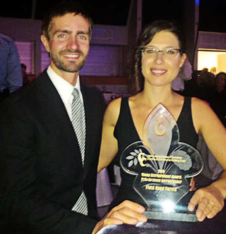 En novembre 2013, Isabelle et Ryan reçoivent le prix « Meilleurs jeunes entrepreneurs » du nord de l’Ontario!