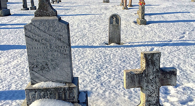Les plus vieilles pierres tombales du cimetière Saint-Joseph d’Orléans remontent à la fin des années 1800